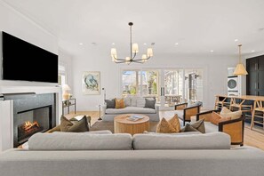 Älytelevisio, takka, kirjoja