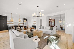 Älytelevisio, takka, kirjoja