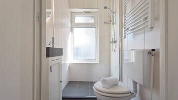 Een douche, een haardroger, handdoeken