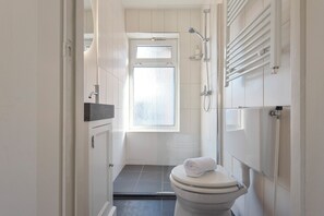 Douche, séchoir à cheveux, serviettes fournies