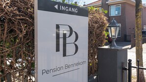 Schild für Pension Bennekom mit einem Pfeil, der 'INGANG' anzeigt.