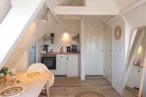 Fridge, oven, stovetop, coffee/tea maker - Boutique Pension Bennekom - Studio 3 (Zandvoort)