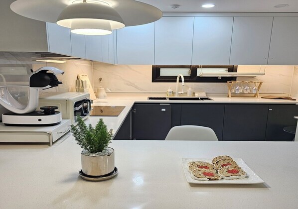 ثلاجة، ميكروويف، مستلزمات طهي/أطباق/أوعية