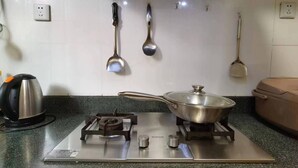 冰箱、微波炉、炉灶、厨具/餐具