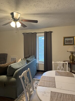 อพาร์ท เมนท์, 1 ห้องนอน | บริเวณนั่งเล่น