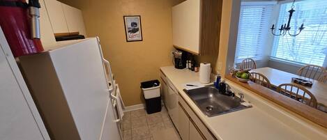 Condo, 1 phòng ngủ | Bếp riêng | Tủ lạnh, lò nướng, dụng cụ pha cà phê/trà, lò nướng bánh mì
