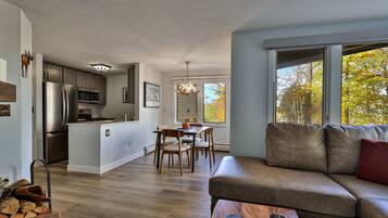 Condo, 1 Bedroom | Living area