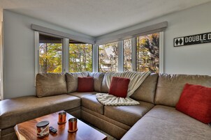 Condo, 1 Bedroom | Living area
