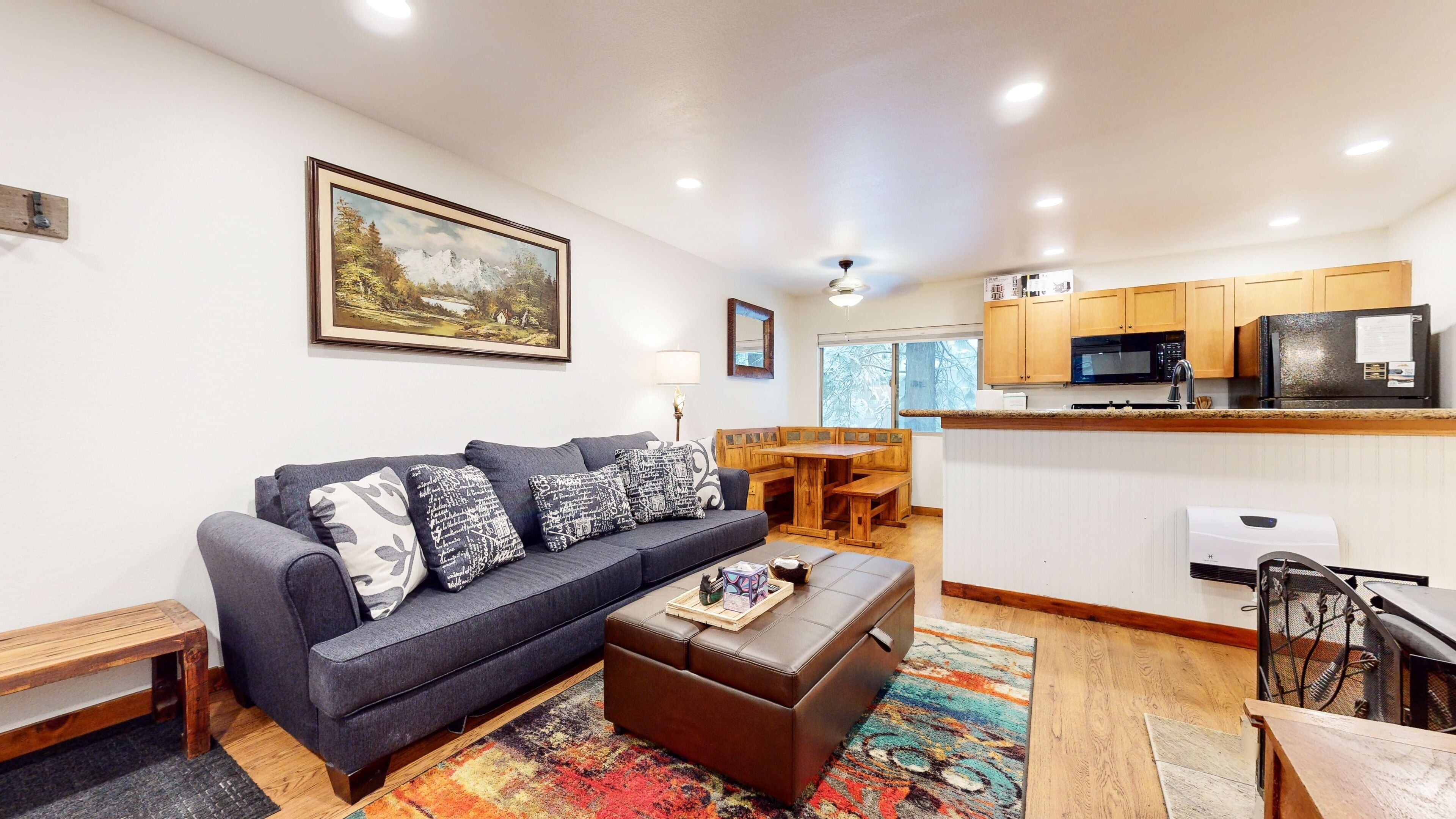 คอนโด, 2 ห้องนอน | บริเวณนั่งเล่น | สมาร์ททีวี