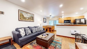 Apartment, 2 Schlafzimmer | Wohnbereich | Smart-TV