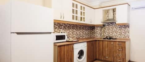 Geladeira grande, micro-ondas, cooktop