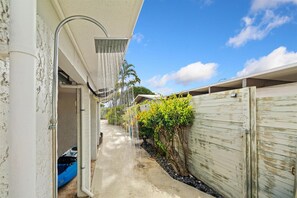 Property grounds - Charming home w/ private pool & marina access (Honolulu)