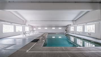 Innendørsbasseng og et oppvarmet basseng