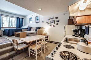 Interior - Slopeside! Cascades studio Sleeps 5 (Newry)