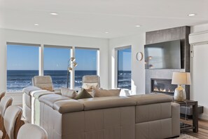 Smart TV, fireplace, stereo
