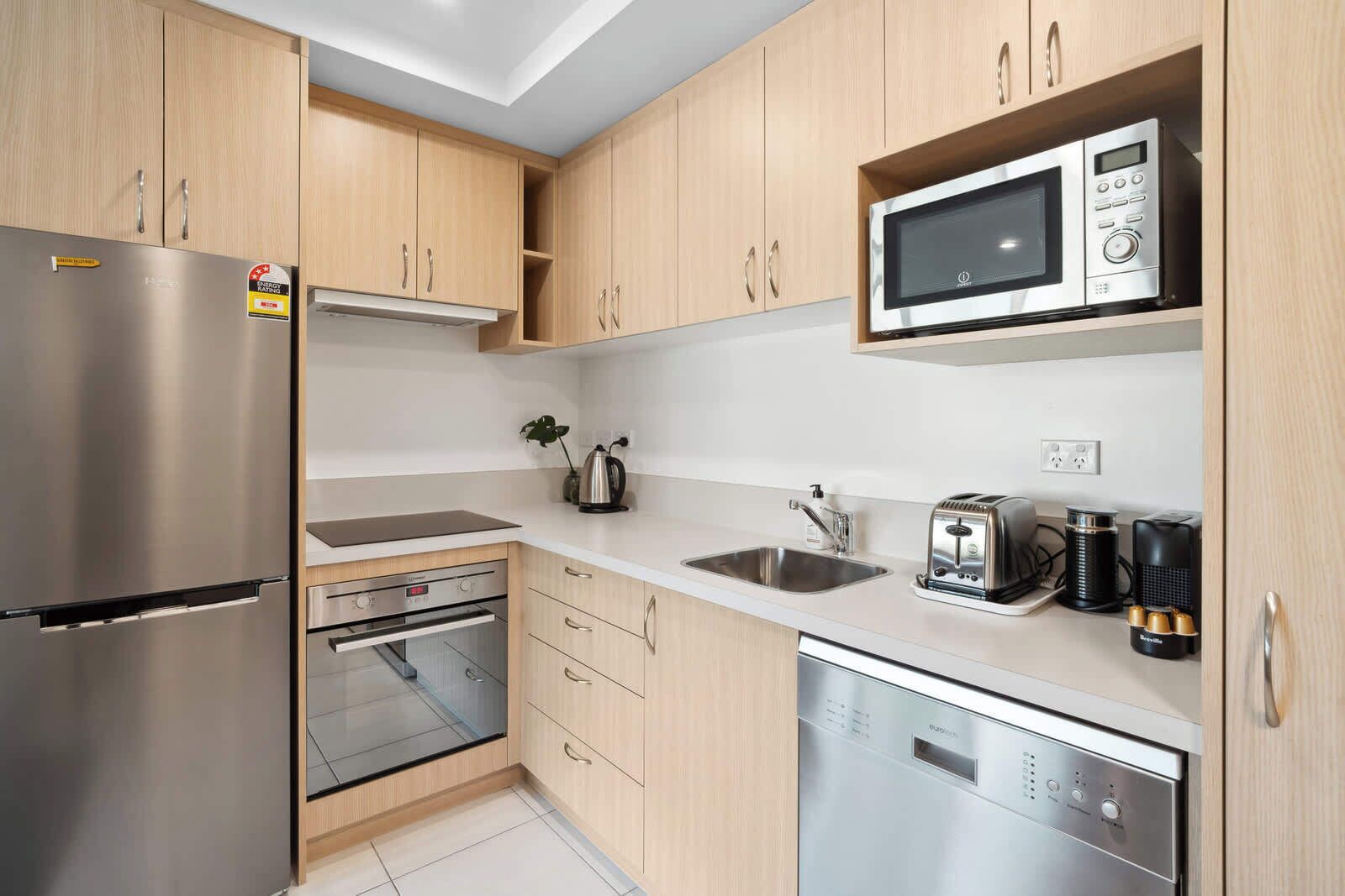 Kühlschrank, Mikrowelle, Ofen, Herdplatte