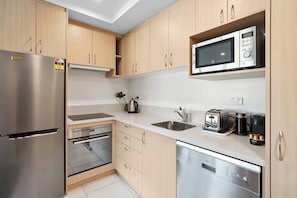 Réfrigérateur, micro-ondes, four, plaque de cuisson