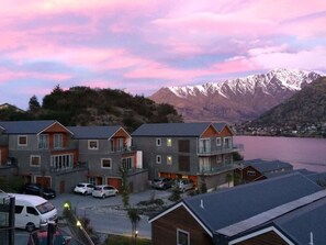 Exterior - Lakefront, Mountain Views, Stylish unit (Queenstown)