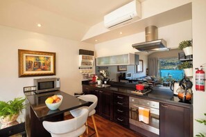 Fridge, microwave, oven, stovetop - Lakefront, Mountain Views, Stylish unit (Queenstown)