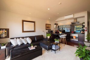 TV - Lakefront, Mountain Views, Stylish unit (Queenstown)