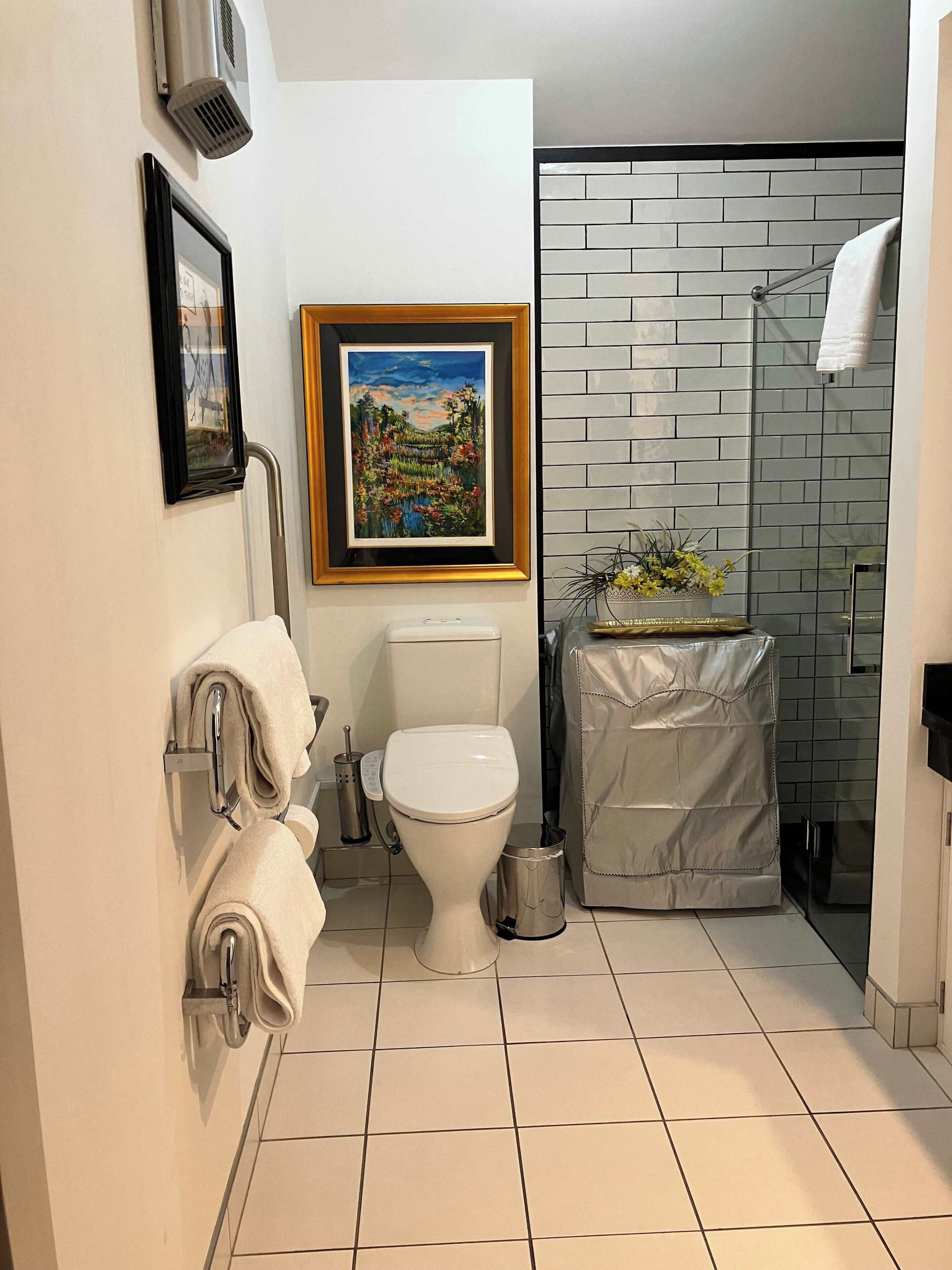 Regadera, secadora de cabello, toallas 