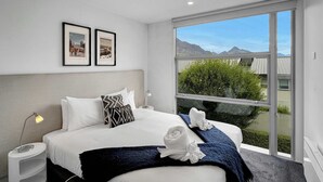 Room - Central Lakeview Apartment | Walk to Town | Spa (Queenstown)
