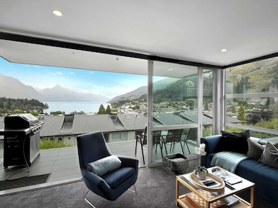 Central Lakeview Apartment | Walk to Town | Spa