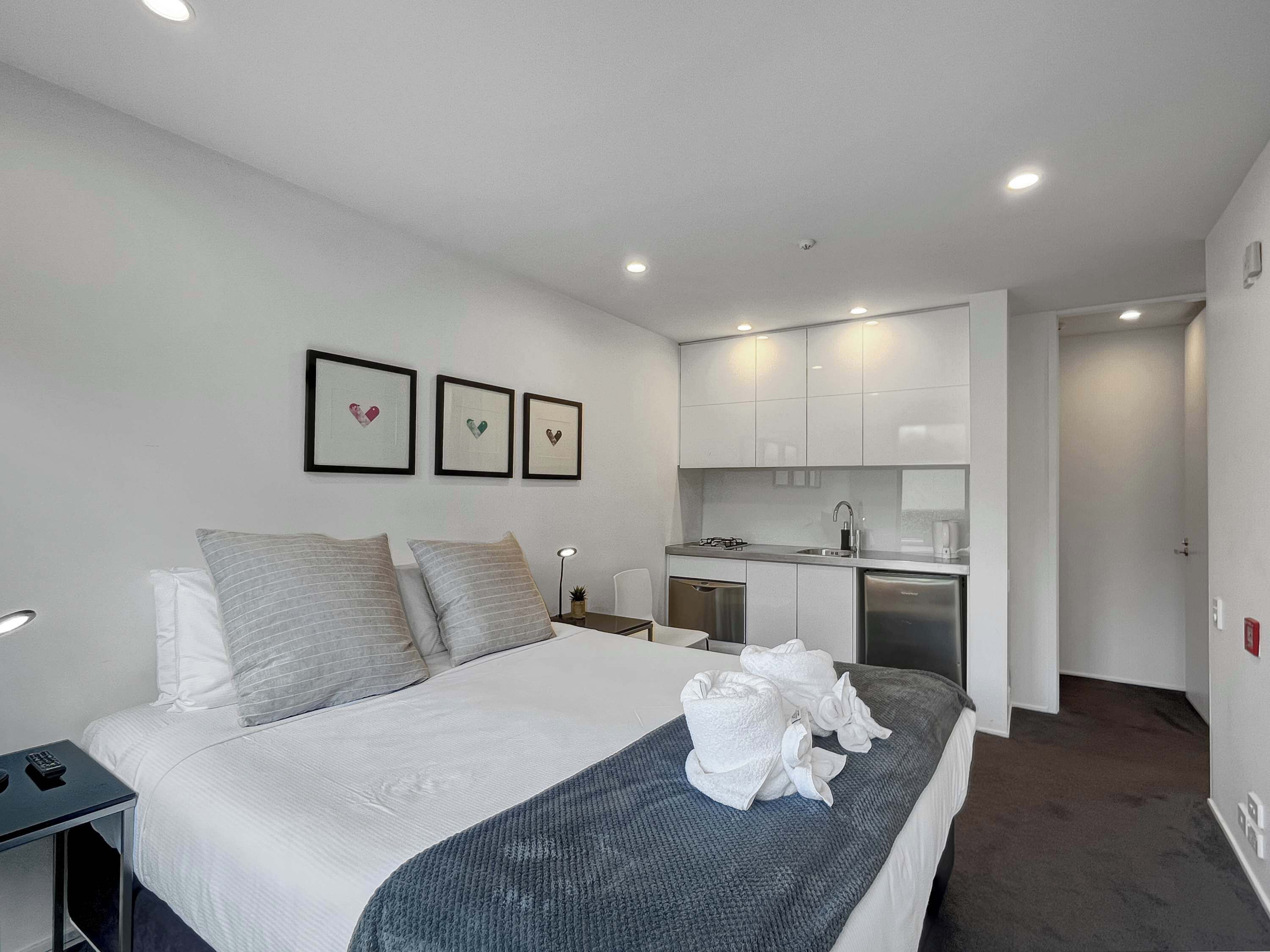 Studio-style bedroom with kitchenette and modern finishes