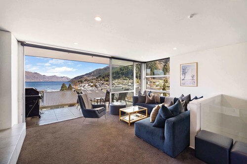 Central Lakeview Apartment | Walk to Town | Spa