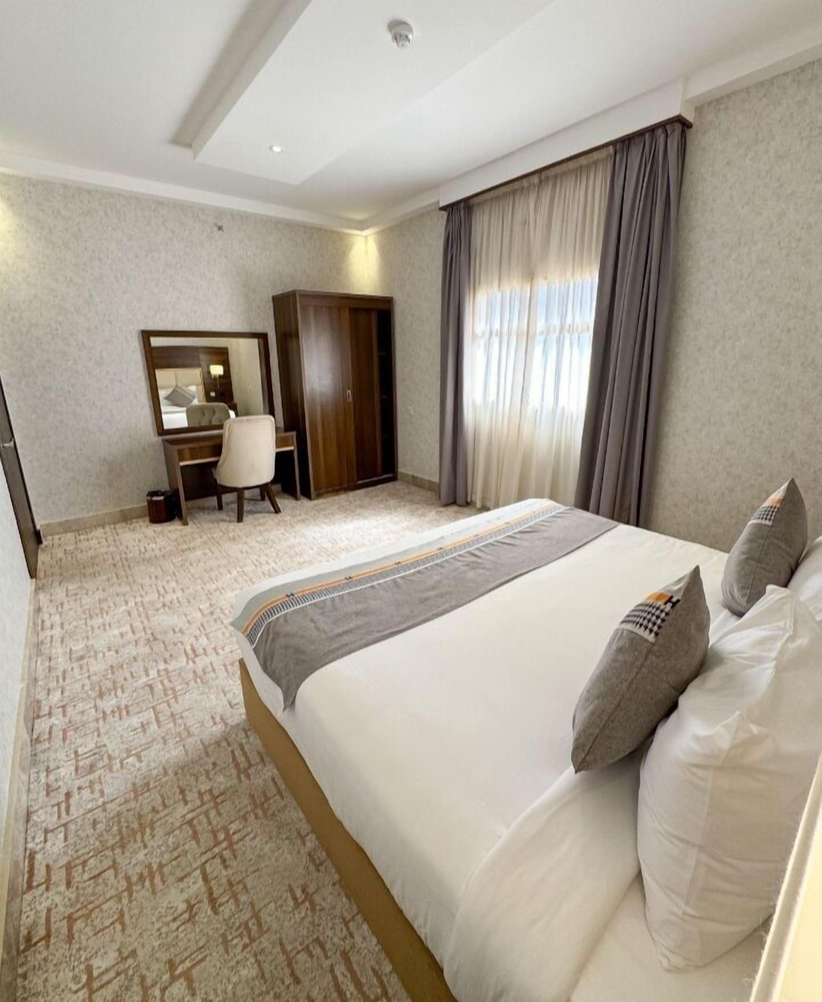 Executive Suite, 1 Bedroom, Kitchenette | Premium bedding, memory foam beds, in-room safe, laptop workspace