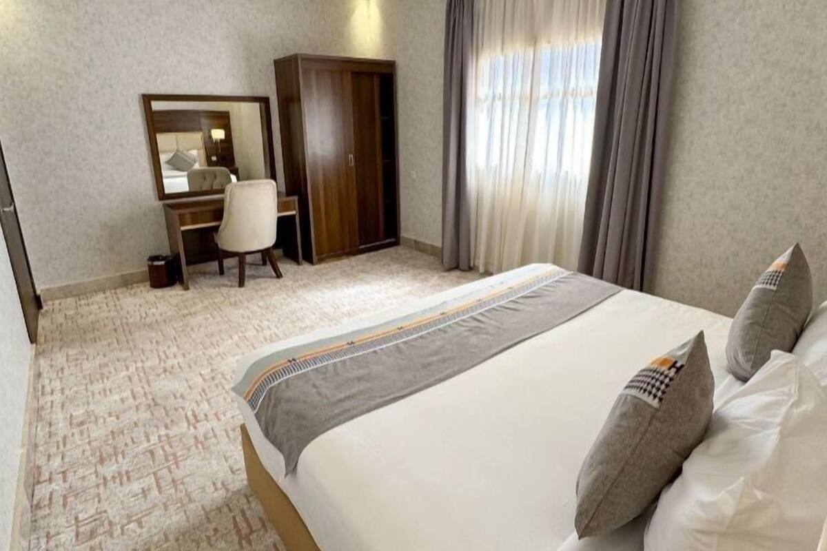 Executive Suite, 1 Bedroom, Kitchenette | Premium bedding, memory foam beds, in-room safe, laptop workspace