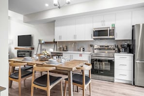 Geladeira, micro-ondas, fogão, cooktop