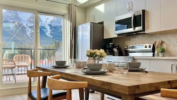 Kjøleskap, mikrobølgeovn, kokeplater og oppvaskmaskin