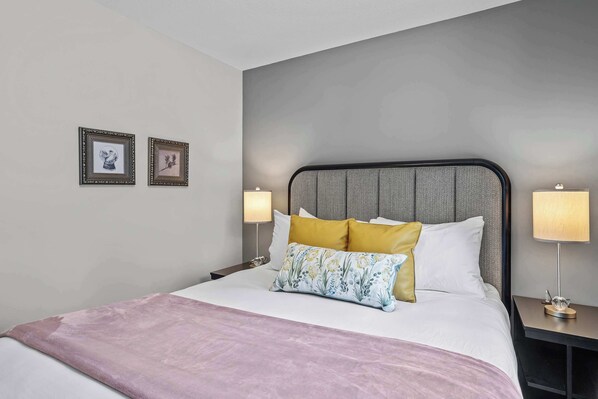 3 chambres, bureau, fer et planche à repasser, lit parapluie