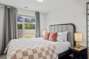 3 dormitorios, escritorio, tabla de planchar con plancha y cuna de viaje