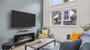 TV, peis, bøker og kontorer