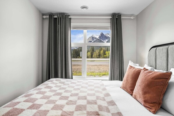 3 dormitorios, escritorio, tabla de planchar con plancha y cuna de viaje