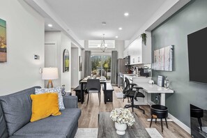 TV, fireplace, books, offices - Panorama Mountain View Townhome 3BDR (Harvie Heights)