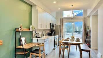 Geladeira, micro-ondas, fogão, cooktop