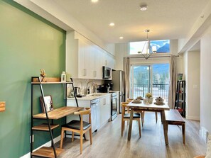 Refrigerador, microondas, horno, placa de cocina