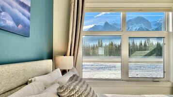 3 bedrooms, desk, iron/ironing board, travel crib