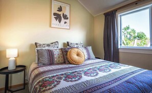 1 bedroom, iron/ironing board, WiFi, bed sheets - Black Cottage | Beautiful Central Cottage for Two (Rotorua)