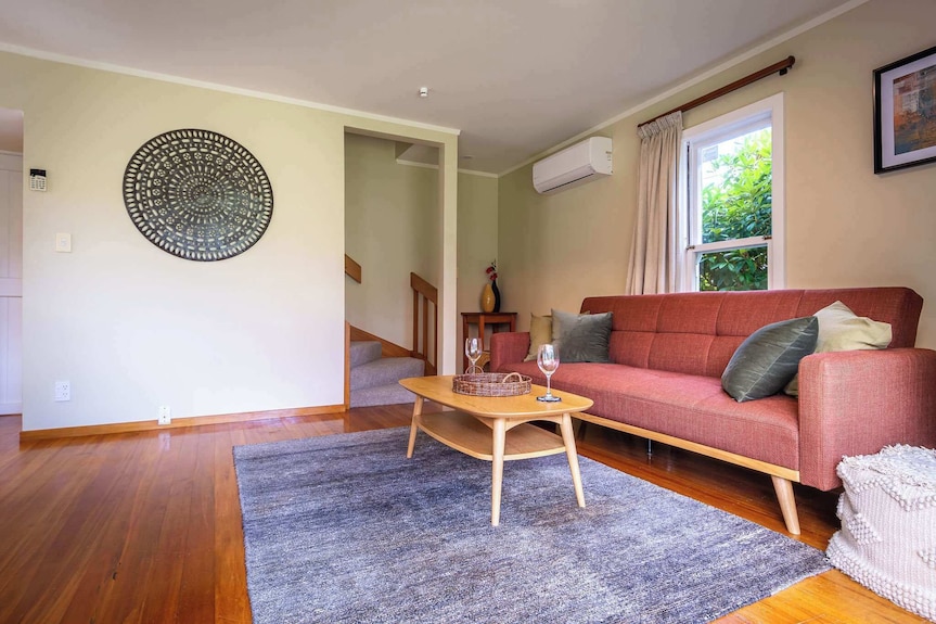 Black Cottage - Central, King Bed, Sleeps 2 - Rotorua