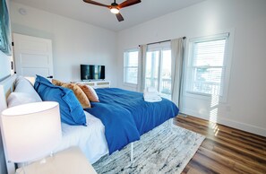 6 bedrooms, desk, iron/ironing board, WiFi