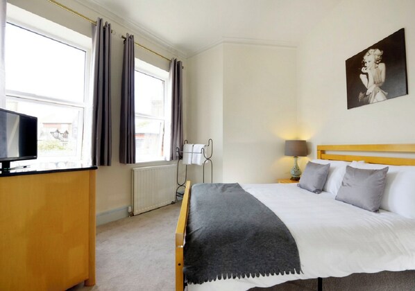Iron/ironing board, free WiFi, bed sheets - Southsea Rocks Hotel (Portsmouth)