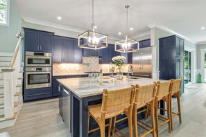 冷蔵庫、電子レンジ、オーブン、コンロ