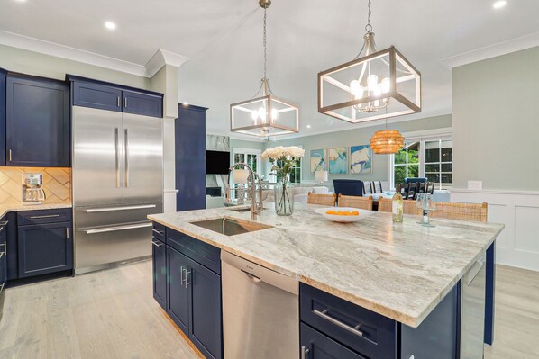 冷蔵庫、電子レンジ、オーブン、コンロ