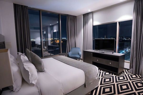 Apartamento, 1 quarto, vista para a cidade | Cofres nos quartos, cortinas blackout, quartos à prova de som