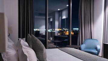 1 makuuhuone, tallelokero huoneessa, pimennysverhot, äänieristys