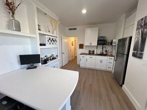 Kühlschrank, Mikrowelle, Wasserkocher mit Kaffee-/Teezubehör